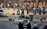 Un homme se tient debout, la poitrine dénudée, lors d'affrontements entre des manifestants palestiniens et les forces de sécurité palestiniennes dans la ville de Ramallah, en Cisjordanie, le 26 juin 2021, à la suite d'une manifestation contre la mort du militant des droits de l'homme Nizar Banat, alors qu'il était détenu par les forces de sécurité de l'Autorité palestinienne (AP) en début de semaine. (ABBAS MOMANI / AFP)