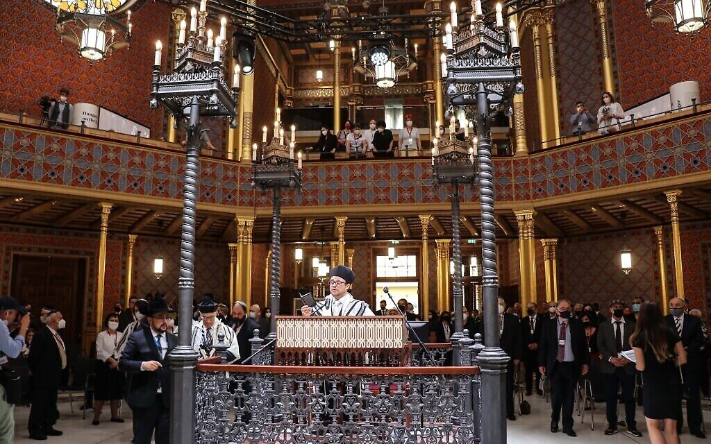 Le cantor Immanuel Zucker chante des psaumes lors de la cérémonie de réouverture de la synagogue de Rumbach, le 10 juin 2021. (Photo par Akos Szentgyorgyi)