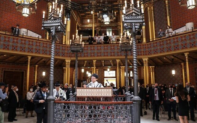 Le cantor Immanuel Zucker chante des psaumes lors de la cérémonie de réouverture de la synagogue de Rumbach, le 10 juin 2021. (Photo par Akos Szentgyorgyi)