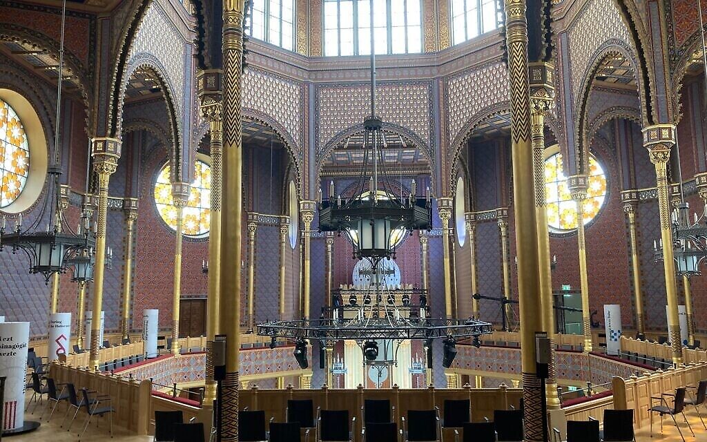 Intérieur de la synagogue Rumbach, le 10 juin 2021. (Yaakov Schwartz/ Times of Israel)