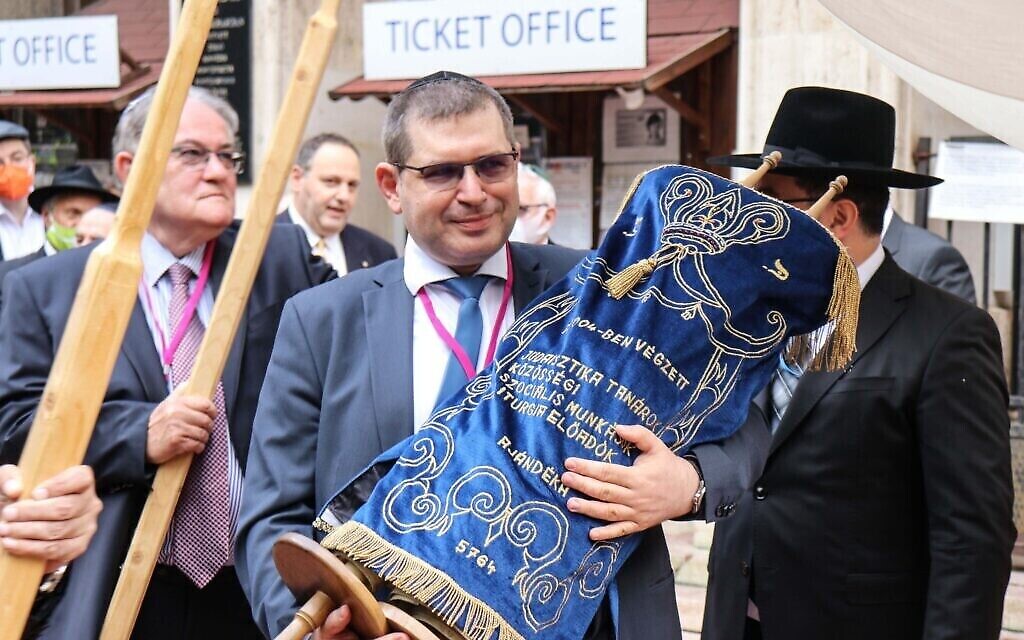Des membres de la communauté juive de Budapest dansent avec la Torah lors de la cérémonie de réouverture de la synagogue Rumbach, le 10 juin 2021. (Photo : Akos Szentgyorgyi)
