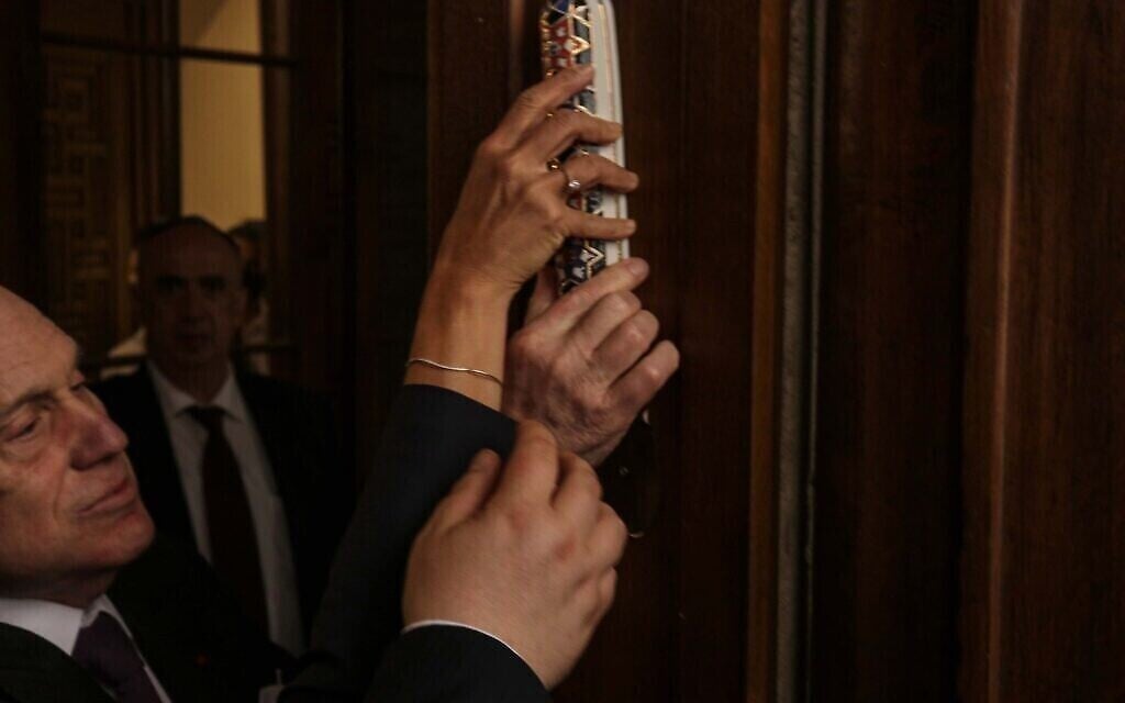 Le président du Congrès juif mondial, Ronald Lauder, aide à placer une mezouza lors de la réouverture de la synagogue Rumbach à Budapest, en Hongrie, le 10 juin 2021. (Photo : Akos Szentgyorgyi)