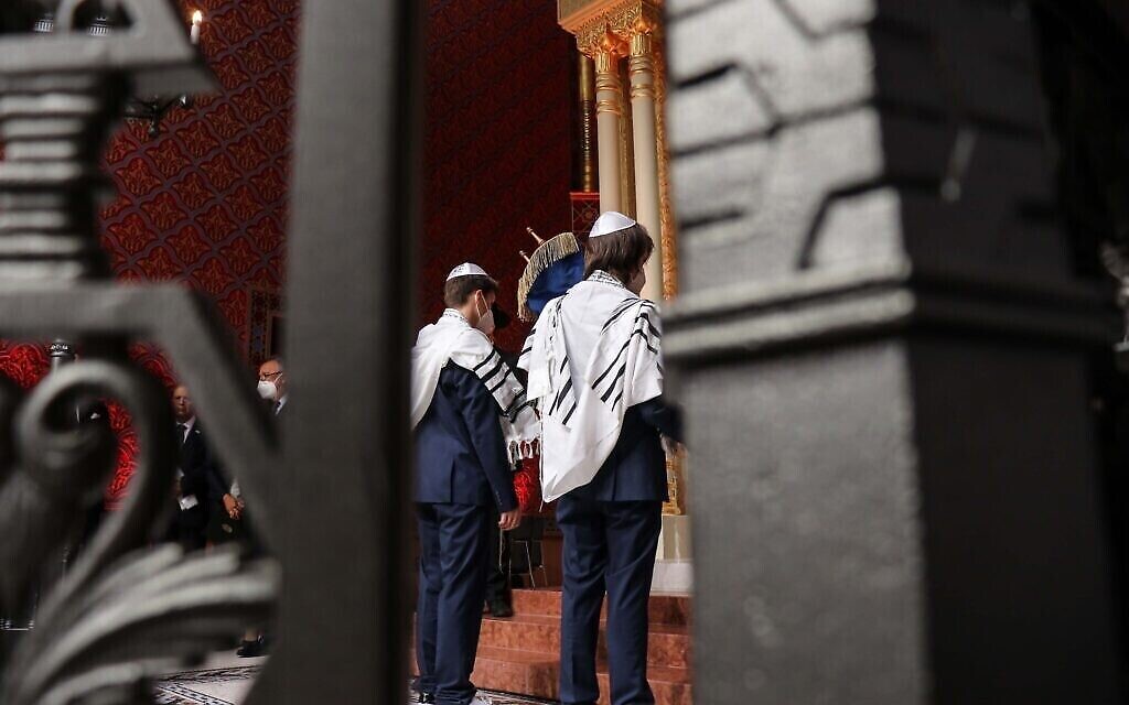 Deux garçons bar-mitsvah aident à placer la Torah dans l'arche lors de la cérémonie de réouverture de la synagogue Rumbach, le 10 juin 2021. (Photo d'Akos Szentgyorgyi)