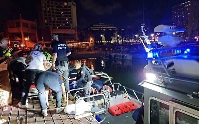 Des sauveteurs tirent de la mer un enfant qui s'est noyé près de Tel Aviv, le 18 juin 2021. (Magen David Adom) Des sauveteurs tirent de la mer un enfant qui s'est noyé près de Tel Aviv, le 18 juin 2021. (Magen David Adom)