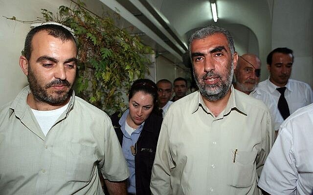 Le cheikh Kamal Khatib du mouvement islamique, à droite, est amené devant un tribunal de Jérusalem pour comparaître après avoir provoqué des émeutes sur le mont du Temple et à Jérusalem-Est, le 4 octobre 2009. (Crédit : Matanya Tausig/Flash90) Le cheikh Kamal Khatib du mouvement islamique, à droite, est amené devant un tribunal de Jérusalem pour comparaître après avoir provoqué des émeutes sur le mont du Temple et à Jérusalem-Est, le 4 octobre 2009. (Crédit : Matanya Tausig/Flash90)
