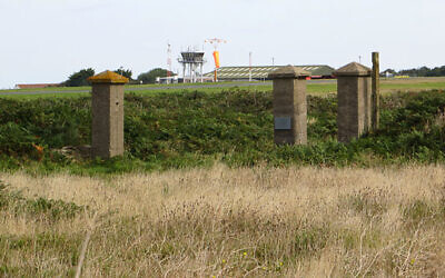 Les anciens poteaux d'entrée du camp de concentration de Sylt sur l'île d'Aurigny, en 2012. (Crédit : CC BY-SA 2.0/John Rostron)