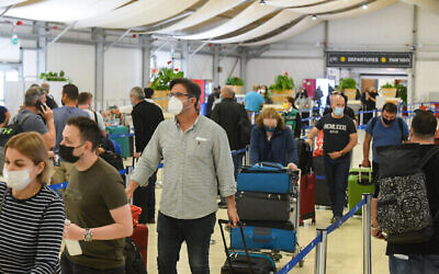 Illustration : Des techniciens médicaux testent des passagers pour le COVID-19 à l'aéroport international Ben Gurion, le 8 mars 2021. (Flash90)