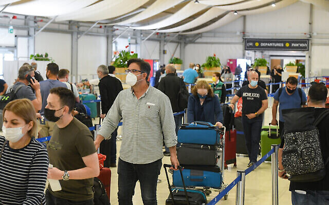 Illustration : Des techniciens médicaux testent des passagers pour le COVID-19 à l'aéroport international Ben Gurion, le 8 mars 2021. (Flash90) Illustration : Des techniciens médicaux testent des passagers pour le COVID-19 à l'aéroport international Ben Gurion, le 8 mars 2021. (Flash90)