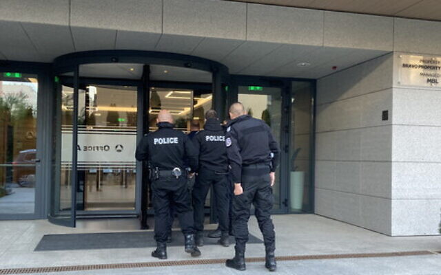 La police entre dans un bâtiment en lien avec une "journée d'action" contre des fraudeurs présumés, le 11 mai 2021. (Crédit : Rheinland Pflaz Police) La police entre dans un bâtiment en lien avec une "journée d'action" contre des fraudeurs présumés, le 11 mai 2021. (Crédit : Rheinland Pflaz Police)