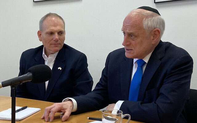 Le vice-président de la CoP (Conference of Presidents of Major American Jewish Organizations) Malcolm Hoenlein, à droite, et le directeur-général de l'organisation, William Daroff, dans les bureaux du Times of Israel à Jérusalem. (Crédit : Times of Israel) Le vice-président de la CoP (Conference of Presidents of Major American Jewish Organizations) Malcolm Hoenlein, à droite, et le directeur-général de l'organisation, William Daroff, dans les bureaux du Times of Israel à Jérusalem. (Crédit : Times of Israel)