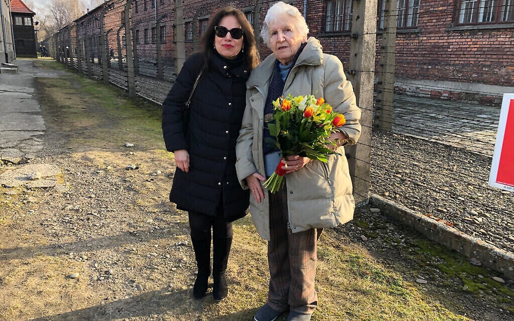 Anita Winter avec la survivante de la Shoah Nina Weil à Auschwitz en 2020 pour une cérémonie commémorant la 75e libération du camp. (Courtoisie)
