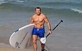 Le ministre du Tourisme Yoel Razvozov à la plage, le 19 juin 2021. (Capture d'écran)