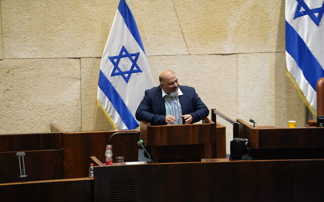 Le leader de Raam Mansour Abbas s'exprime devant la Knesset, le 13 juin 2021. (Crédit : Noam Moskowitz/Knesset) Le leader de Raam Mansour Abbas s'exprime devant la Knesset, le 13 juin 2021. (Crédit : Noam Moskowitz/Knesset)