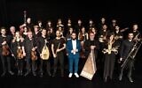 Le Jerusalem Orchestra East West interprétera « Waiting for Nissim » avec le chef d'orchestre Tom Cohen et les auteurs du livre, Shira Geffen et Etgar Keret, au festival d'Israël le 17 juin 2021. (Crédit : Hayim Yafim Barblet)