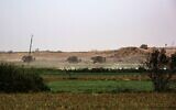 Les bulldozers militaires israéliens sur la zone-tampon de la frontière entre Israël et Gaza, face à la ville de Khan Younès dans le sud de la bande de Gaza, le 13 janvier 2021. (Crédit : Said Khatib/AFP)