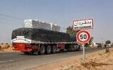 Un camion le long de l'autoroute internationale qui relie Ben Guerdane, dans le sud de la Tunisie, à la Libye, le 4 juin 2021. (Crédit : FATHI NASRI / AFP)