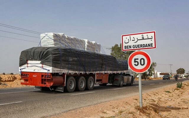 Un camion le long de l'autoroute internationale qui relie Ben Guerdane, dans le sud de la Tunisie, à la Libye, le 4 juin 2021. (Crédit : FATHI NASRI / AFP)