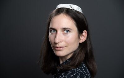 Iris Ferreira pose pendant une séance photo au cours du tout premier congrès "les femmes dans le judaïsme" à Troyes, en France, le 17 juin 2019. (Crédit :  BERTRAND GUAY / AFP)