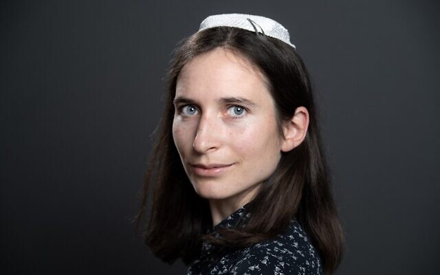Iris Ferreira pose pendant une séance photo au cours du tout premier congrès "les femmes dans le judaïsme" à Troyes, en France, le 17 juin 2019. (Crédit : BERTRAND GUAY / AFP) Iris Ferreira pose pendant une séance photo au cours du tout premier congrès "les femmes dans le judaïsme" à Troyes, en France, le 17 juin 2019. (Crédit : BERTRAND GUAY / AFP)