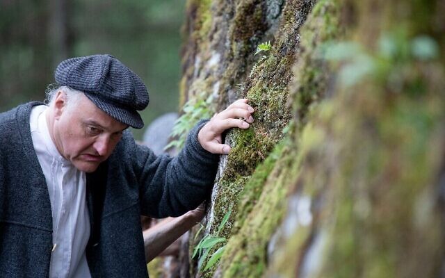 Le metteur en scène, acteur et auteur de la troupe de théâtre Teatro Caprile, Andreas Kosek reconstitue une scène d'émigration sur l'ancienne voie romaine dans les Alpes de Krimmler Tauern, à la frontière entre l'Autriche et l'Italie, près de Krimml, le 25 juin 2021. (Crédit : ALEX HALADA/AFP)