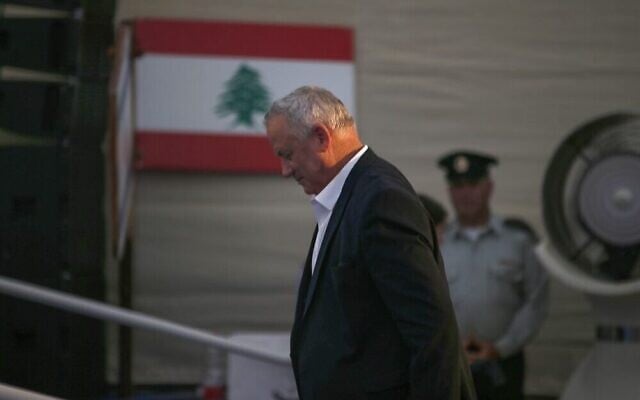 Le ministre de la Défense, Benny Gantz, participe à une cérémonie dans la ville de Metula, au nord du pays, le 4 juillet 2021, pour inaugurer un monument commémorant les membres de l'armée du Sud-Liban tombés au combat. (Crédit : Jalaa Marey/AFP)