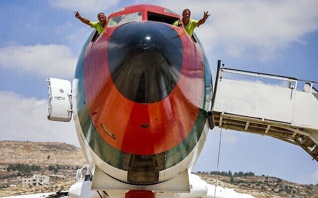 Les frères jumeaux palestiniens Atallah et Khamis al-Sairafi, 60 ans, dans le cockpit d'un Boeing 707, transformé en restaurant près de la ville de Naplouse en Cisjordanie, le 5 juillet 2021. (Crédit : JAAFAR ASHTIYEH / AFP)