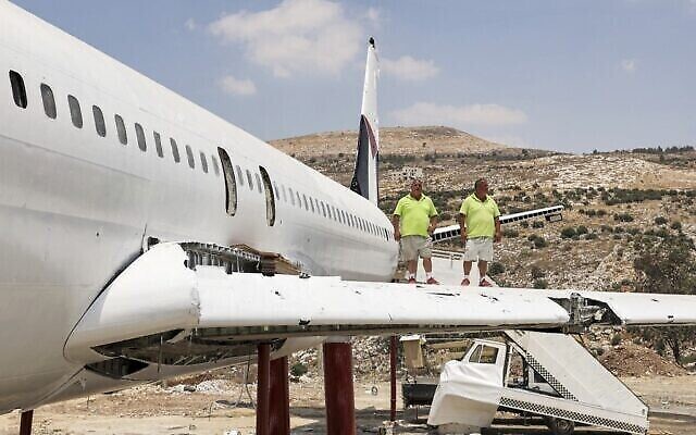 Les frères jumeaux palestiniens Atallah et Khamis al-Sairafi, 60 ans, transforment un Boeing 707 en restaurant près de la ville de Naplouse en Cisjordanie, le 5 juillet 2021. (Crédit : JAAFAR ASHTIYEH / AFP)