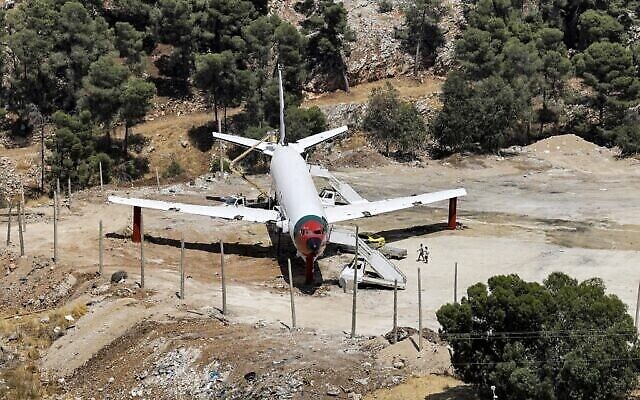 Le fuselage d'un Boeing 707 en cours de transformation par les frères jumeaux palestiniens Atallah et Khamis al-Sairafi en un restaurant près de la ville de Naplouse en Cisjordanie, le 5 juillet 2021. (Crédit : JAAFAR ASHTIYEH / AFP)