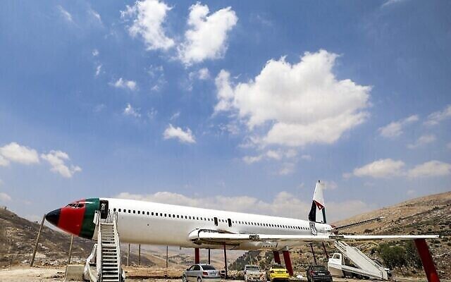 Le fuselage d'un Boeing 707 en cours de transformation par les frères jumeaux palestiniens Atallah et Khamis al-Sairafi en un restaurant près de la ville de Naplouse en Cisjordanie, le 5 juillet 2021. (Crédit : JAAFAR ASHTIYEH / AFP)