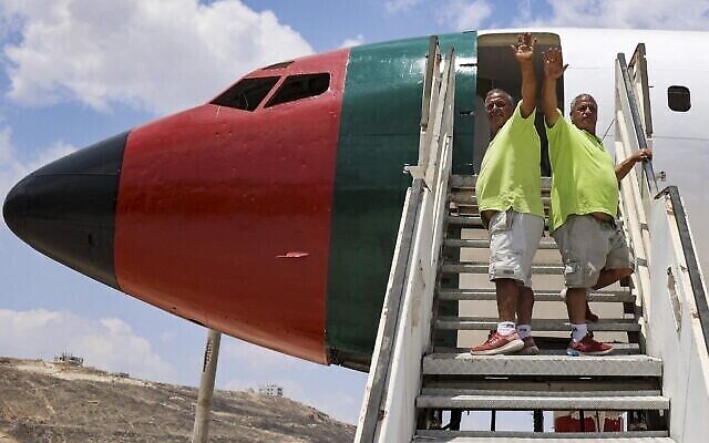 Les frères jumeaux palestiniens Atallah et Khamis al-Sairafi, 60 ans, transforment un Boeing 707 en restaurant près de la ville de Naplouse en Cisjordanie, le 5 juillet 2021. (Crédit : JAAFAR ASHTIYEH / AFP)