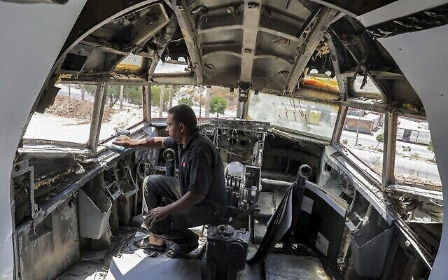 Un jeune jette un coup d'œil par une ouverture dans le fuselage d'un Boeing 707 transformé en restaurant par les frères jumeaux palestiniens Atallah et Khamis al-Sairafi, près de la ville de Naplouse en Cisjordanie, le 5 juillet 2021. (Crédit : JAAFAR ASHTIYEH / AFP)
