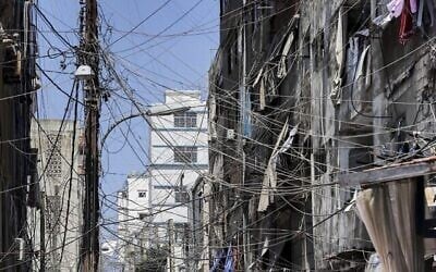 Photo d'illustration : Un maillage de lignes électriques surélevées le long d'une rue dans une banlieue de Beyrouth, la capitale du Liban, le 23 juin 2021. (Crédit : JOSEPH EID / AFP) Photo d'illustration : Un maillage de lignes électriques surélevées le long d'une rue dans une banlieue de Beyrouth, la capitale du Liban, le 23 juin 2021. (Crédit : JOSEPH EID / AFP)