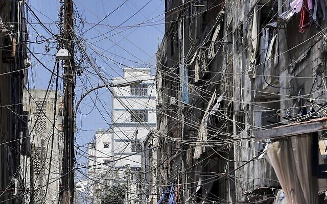Photo d'illustration : Un maillage de lignes électriques surélevées le long d'une rue dans une banlieue de Beyrouth, la capitale du Liban, le 23 juin 2021. (Crédit : JOSEPH EID / AFP) Photo d'illustration : Un maillage de lignes électriques surélevées le long d'une rue dans une banlieue de Beyrouth, la capitale du Liban, le 23 juin 2021. (Crédit : JOSEPH EID / AFP)