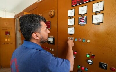 Un employé d'une compagnie d'électricité syrienne dans les principales installations de distribution d'électricité dans la ville d'Idlib, au nord-ouest, tenue par les rebelles, le 6 juin 2021. (Crédit : OMAR HAJ KADOUR / AFP)