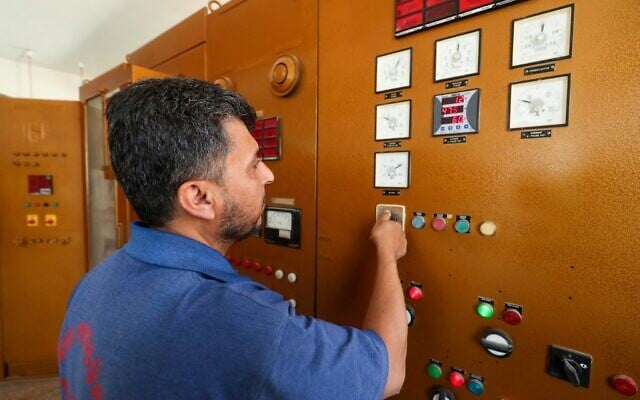 Un employé d'une compagnie d'électricité syrienne dans les principales installations de distribution d'électricité dans la ville d'Idlib, au nord-ouest, tenue par les rebelles, le 6 juin 2021. (Crédit : OMAR HAJ KADOUR / AFP)