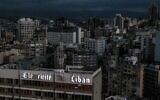 Vue aérienne de Beyrouth, la capitale du Liban, dans l'obscurité pendant une panne de courant, avec au premier plan le siège de la compagnie nationale Électricité du Liban, le 3 avril 2021. (Crédit : Dylan COLLINS / AFP)