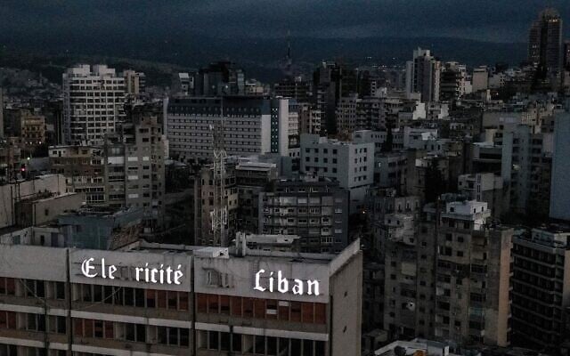 Vue aérienne de Beyrouth, la capitale du Liban, dans l'obscurité pendant une panne de courant, avec au premier plan le siège de la compagnie nationale Électricité du Liban, le 3 avril 2021. (Crédit : Dylan COLLINS / AFP) Vue aérienne de Beyrouth, la capitale du Liban, dans l'obscurité pendant une panne de courant, avec au premier plan le siège de la compagnie nationale Électricité du Liban, le 3 avril 2021. (Crédit : Dylan COLLINS / AFP)