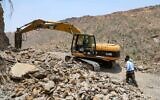 Cette photo prise dans les montagnes près de la troisième ville du Yémen, Taez, montre la construction d'une route qui servira de bouée de sauvetage entre Taez, assiégée par les rebelles Houthis, et la ville méridionale d'Aden, capitale temporaire du gouvernement internationalement reconnue, le 12 juillet 2021(Crédit : AHMAD AL-BAHA / AFP)