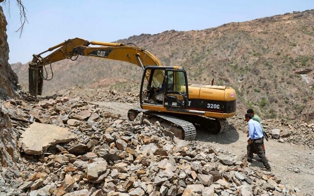 Cette photo prise dans les montagnes près de la troisième ville du Yémen, Taez, montre la construction d'une route qui servira de bouée de sauvetage entre Taez, assiégée par les rebelles Houthis, et la ville méridionale d'Aden, capitale temporaire du gouvernement internationalement reconnue, le 12 juillet 2021(Crédit : AHMAD AL-BAHA / AFP) Cette photo prise dans les montagnes près de la troisième ville du Yémen, Taez, montre la construction d'une route qui servira de bouée de sauvetage entre Taez, assiégée par les rebelles Houthis, et la ville méridionale d'Aden, capitale temporaire du gouvernement internationalement reconnue, le 12 juillet 2021(Crédit : AHMAD AL-BAHA / AFP)