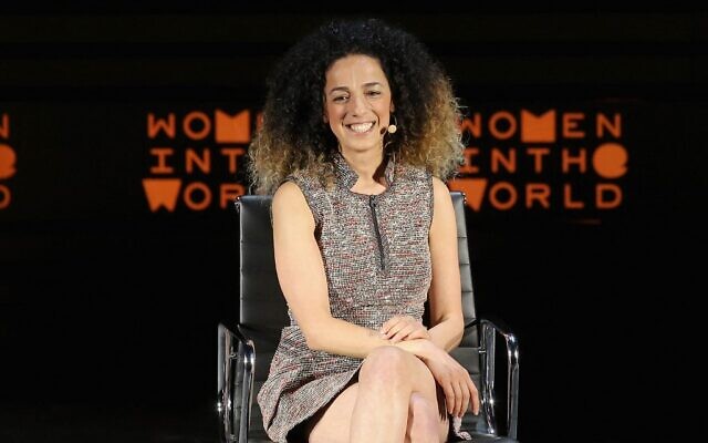 La journaliste Masih Alinejad s'exprimant sur scène lors du 7e sommet annuel Women In The World, au Lincoln Center, à New York, le 7 avril 2016. (Crédit : Jemal Countess/Getty Images North America/AFP)