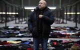 L'artiste français Christian Boltanski pose au Grand Palais à Paris, lors de l'installation de son œuvre pour le Monumenta 2010, le  9 janvier 2010. (Crédit : Fred DUFOUR / AFP)