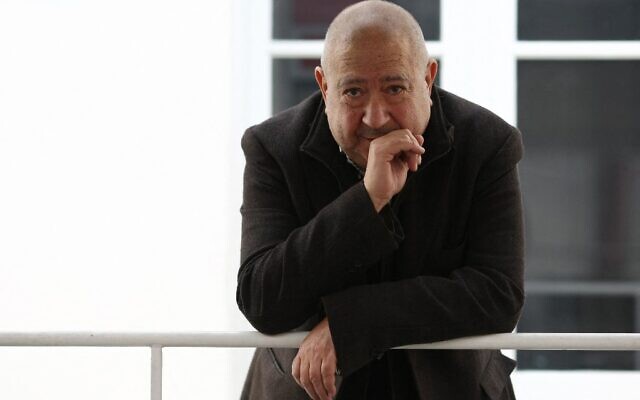 L'artiste français Christian Boltanski pose dans son atelier à Malakoff, au sud de Paris, le 9 novembre 2009. (Crédit : Joël SAGET/AFP)