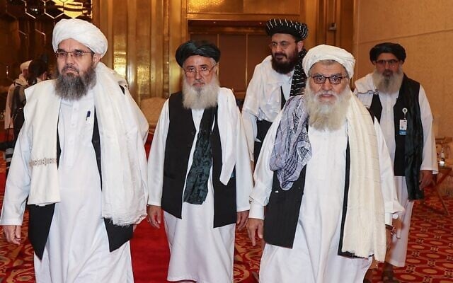 Une délégation de talibans afghans assiste à une session de pourparlers de paix entre le gouvernement afghan et les talibans dans la capitale qatarie Doha, le 17 juillet 2021. (Crédit : KARIM JAAFAR / AFP) Une délégation de talibans afghans assiste à une session de pourparlers de paix entre le gouvernement afghan et les talibans dans la capitale qatarie Doha, le 17 juillet 2021. (Crédit : KARIM JAAFAR / AFP)