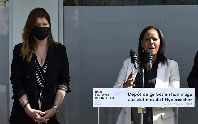 Marlène Schiappa (G) aux côtés de la ministre israélienne de l'Immigration et de l'Intégration Pnina Tamano Shata assistent à une cérémonie à Paris le 20 juillet 2021 en mémoire des victimes de l'attaque terroriste du 9 janvier 2015, à Paris. (Crédit : Bertrand GUAY / AFP)