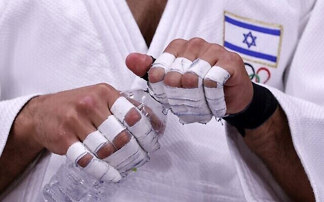 L'Israélien Tohar Butbul se prépare à participer au combat du tour éliminatoire des -73 kg de judo masculin lors des Jeux olympiques de Tokyo 2020 au Nippon Budokan de Tokyo, le 26 juillet 2021. (Crédit : Jack GUEZ / AFP) L'Israélien Tohar Butbul se prépare à participer au combat du tour éliminatoire des -73 kg de judo masculin lors des Jeux olympiques de Tokyo 2020 au Nippon Budokan de Tokyo, le 26 juillet 2021. (Crédit : Jack GUEZ / AFP)