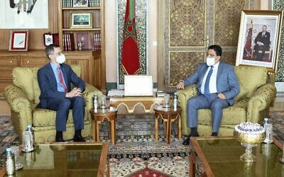 Le ministre marocain des Affaires étrangères Nasser Bourita (à droite) reçoit le haut responsable du département d'État américain Joey Hood à Rabat le 28 juillet 2021. (Crédit / AFP)