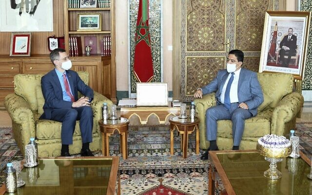 Le ministre marocain des Affaires étrangères Nasser Bourita (à droite) reçoit le haut responsable du département d'État américain Joey Hood à Rabat le 28 juillet 2021. (Crédit / AFP)