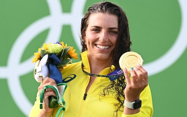 L'Australienne Jessica Fox avec sa médaille d'or sur le podium après la finale du canoë féminin lors des Jeux Olympiques de Tokyo 2020, au Centre de slalom en canoë de Kasai, à Tokyo, le 29 juillet 2021. (Crédit : Charly Triballeau/AFP)