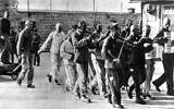 Le 30 juillet 1942, l’orchestre de Mauthausen escorte les prisonniers vers leur exécution. (Crédit : Yad Vashem)