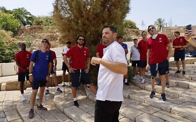 Des joueurs de football à la retraite du FC Barcelone et du Real Madrid ont visité l'ancienne ville portuaire de Jaffa le 20 juillet 2021, avant leur match d'exhibition prévu le soir même au stade Bloomfield de Jaffa. (Autorisation : Guy Yechiely) Des joueurs de football à la retraite du FC Barcelone et du Real Madrid ont visité l'ancienne ville portuaire de Jaffa le 20 juillet 2021, avant leur match d'exhibition prévu le soir même au stade Bloomfield de Jaffa. (Autorisation : Guy Yechiely)